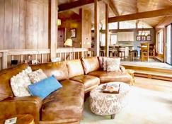 Your Vermont Vacation Awaits (with no cleaning fees!) - Woodstock - Living room