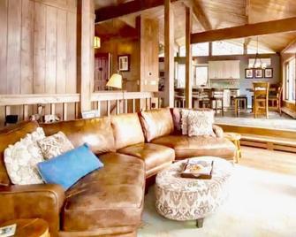 Your Vermont Vacation Awaits! - Woodstock - Living room