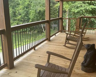 Deer Lick cabin Lake front cabin that sleeps 6. Minutes from Bristol - Piney Flats - Balcony