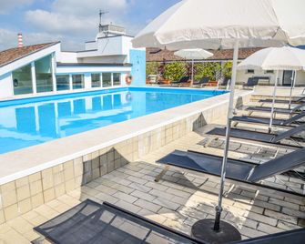 Regal Hotel - Брешія - Басейн