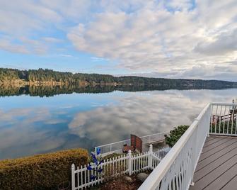 Waterfront Villa With Private Beach, Hot Tub, Ev & Wfh - Shelton - Balcony