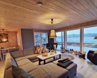 Large family friendly cottage by the sea. New modern cottage with great facilities. - Steinsland - Sala de estar
