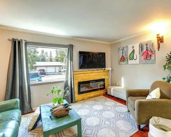 Delta Junction Rental w/ Shared Pool & Hot Tub! - Delta Junction - Living room