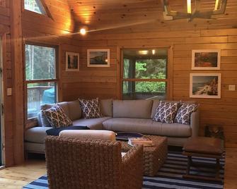 Acadia Long Pond Waterfront Cottage on lake- private dock kayak hot tub Sleeps 6 - Mount Desert - Sala de estar