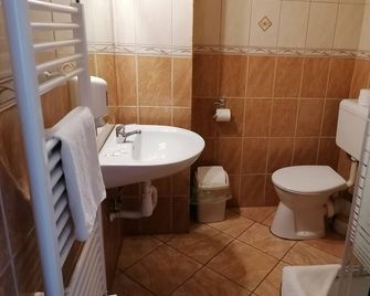 Hotel Ferihegy - Budapest - Bathroom