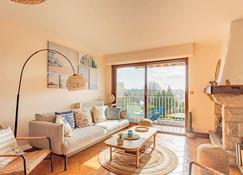 Apartment Saint-Jean-De-Luz, 4 Bedrooms, 7 Persons - Saint-Jean-de-Luz - Living room