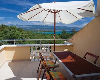 Nice Apartment In Malinska - Malinska - Varanda