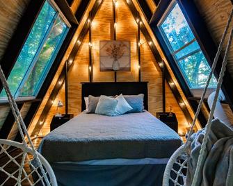 Escape to your cozy primitive off grid cabin in the \n Lake of the Ozarks area - Lincoln - Bedroom