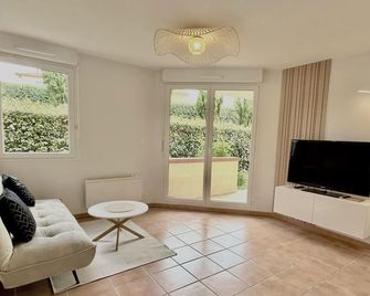 Apartment-Comfort-Ensuite with Bath-Terrace - L'Union - Salon