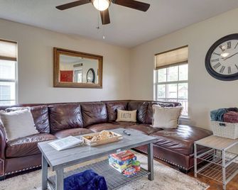 Charming Biloxi Vacation Rental Near Beach! - Biloxi - Living room