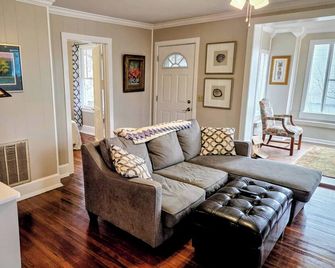 Historic Carrie Tucker Cottage with view of Spring River in charming Hardy, Ark. - Hardy - Sala de estar