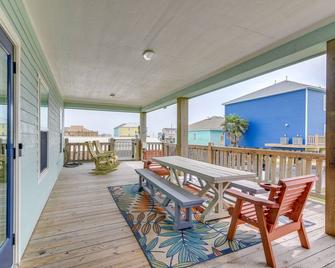 Modern Crystal Beach Escape - 225 Feet to Shore! - Crystal Beach - Balkon