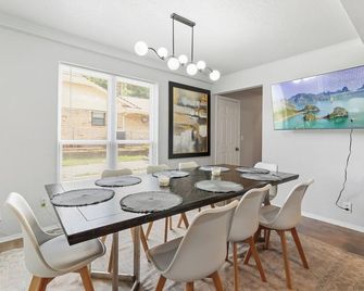 8BR Home w Oven 20mins to OKC Safari Lights #08 - Bethany - Comedor