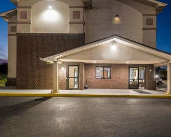 Super 8 by Wyndham New Castle - New Castle - Budova