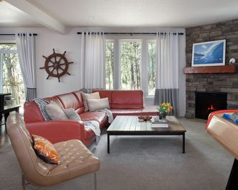 Perfect beach house getaway! Ideal for 2 Families, quiet but close to beach! - Pacific City - Sala de estar