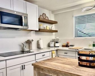 New, Centrally Located guest house with Modern Amenities and Private Hot Tub - Salinas - Cocina