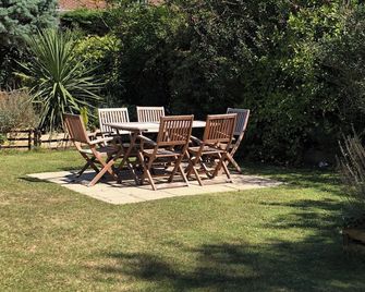 Woodhouse Holiday Cottages, Fir Cottage - Henfield - Patio