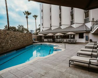 Holiday Inn Tijuana Zona Rio By IHG - Tijuana - Alberca