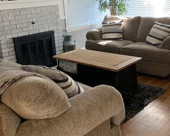 Jacki Lynns Large Idaho Falls Downtown Brick Home. 2-3 Kings! - Idaho Falls - Living room