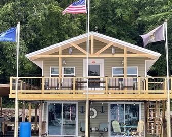 Floating House on Tennessee River - Parsons - Будівля