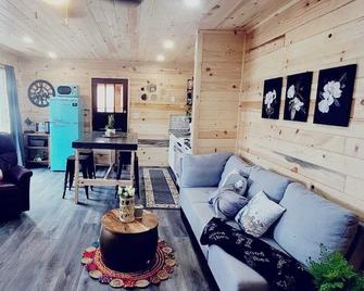 Modern lakeside cabin with panoramic views , deck and screened porch - Alexandria - Living room