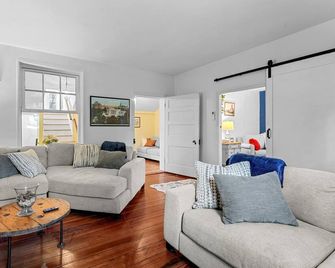 Vincent House - Historic Charm & Modern Comfort - Midlothian - Living room