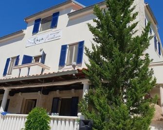 Villa Rava rooms & restaurant - Rava - Building
