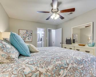 High Point Townhome with Patio, 1 Mi to Main Street! - High Point - Bedroom