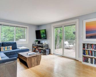 Hamptons Vacation Rental with Seasonal Pool! - Hampton Bays - Sala de estar