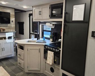 The Pinecone Retreat - Only 1 mile from i95 - Latta - Cocina