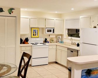 The Blue Dolphin Beach Cottage - Bring your bathing suit and your pup! - Ormond Beach - Kitchen