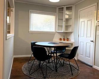 Rose District Willow House By Tulsa Getaways - Broken Arrow - Dining room