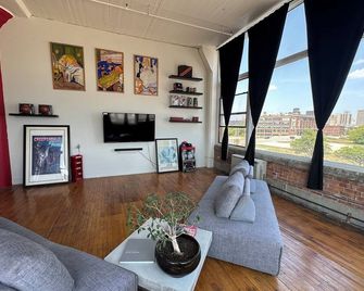 Historic Gem w/ Iconic Views! - Détroit - Salon