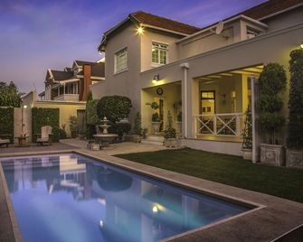 برايت أون فيفث جيستهاوس - بورت إليزابيث - حوض السباحة