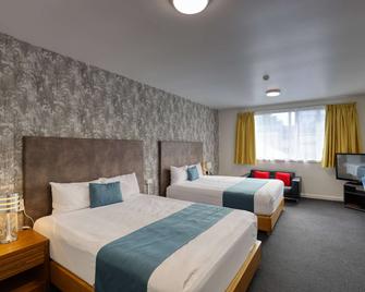 Ramada By Wyndham Hamilton City Center - המילטון - חדר שינה