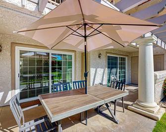 Gated resort condo with outdoor pool, hot tub, & tennis - walk to dining - Palm Springs - Patio