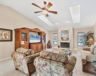 Punta Gorda Isles 3-Bedroom Canal-front Pool Home with Dock 3 Home - Punta Gorda - Living room