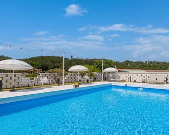 경주 프리미엄 스테이 라썸 - Gyeongju - Piscina