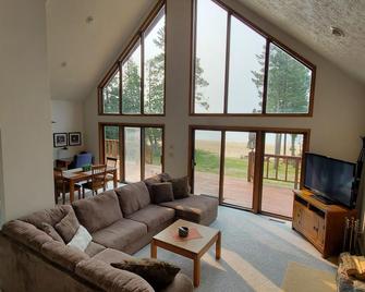 North Shore Retreat: Nature's Beauty and Serenity Just Steps from the Water! - Manistique - Living room
