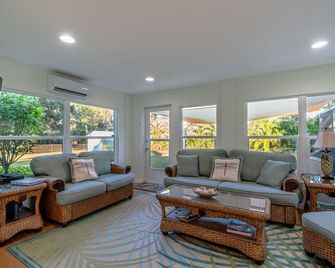 Paradise Retreat! Heated Pool, Near Beaches! - Vero Beach - Living room