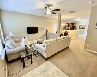 Quiet And Beautiful House In A Wonderful Location Near 2 Lakes And Charlotte! - Huntersville - Living room