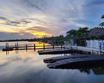 Oceanside home, dock,kayaks,bikes,pool,fishing,107 - 古約特尅