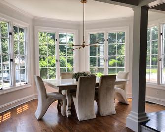 Fabulous private home on desirable street in Westport. - Westport - Dining room
