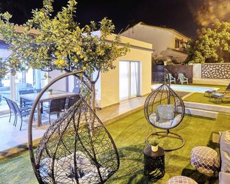Cubo's Cozy & Modern Sol de Malaga - Torremolinos - Patio