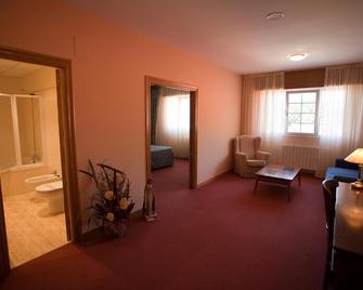 Hotel Restaurante La Alhama - Medina de Pomar - Wohnzimmer