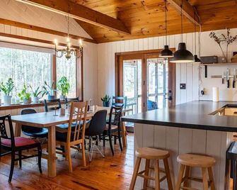 Private Kerhonkson cottage on 3 acres with hot tub, pure coziness. - Kerhonkson - Comedor