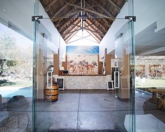 Toshari Lodge - Ombika - Recepción