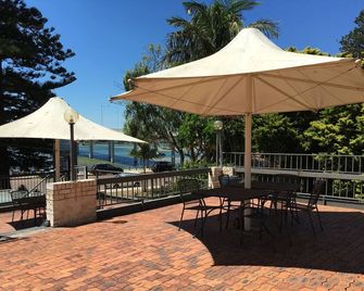 El Lago Waters Hotel - דה אנטרנס - פטיו