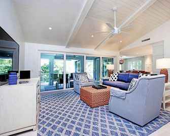 Beachfront 2BR Cottage with King Suite, & Gulf Views - Captiva - Living room