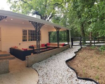 Spacious 5-bedroom Farmhouse and Tiny House Combo close to Atlanta - Lithonia - Patio